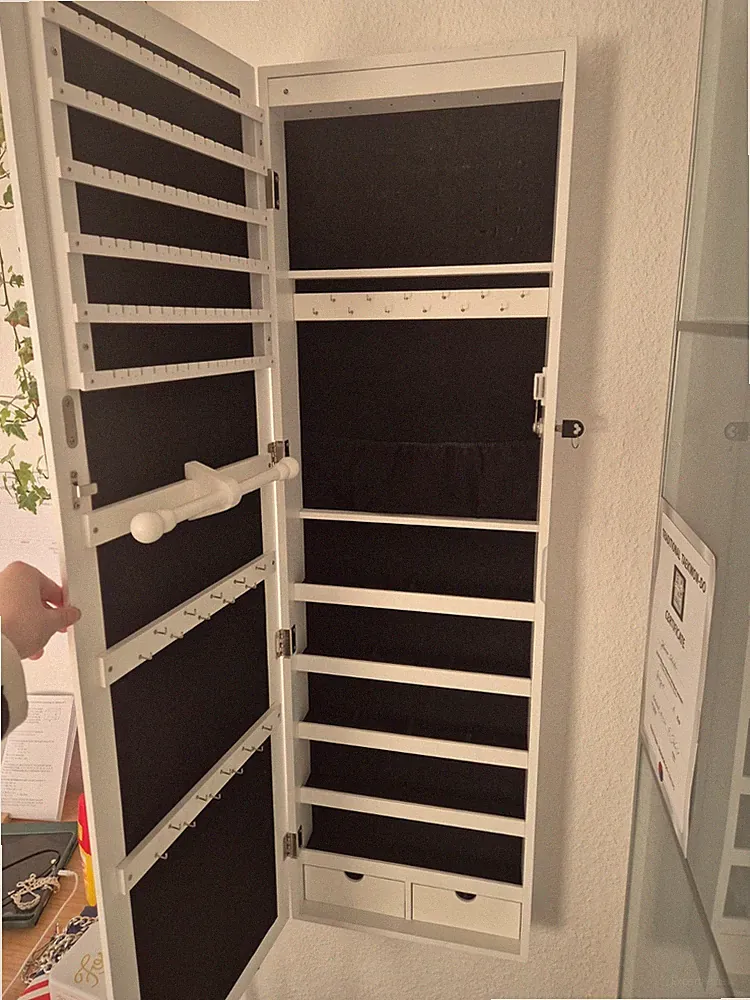 Abschließbarer Schmuckschrank mit Spiegel und LED Beleuchtung