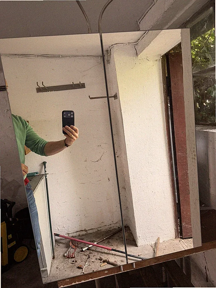 Alibert Schrank mit Beleuchtung und Steckdose, Metall, Glas. Maße : 80x60x14