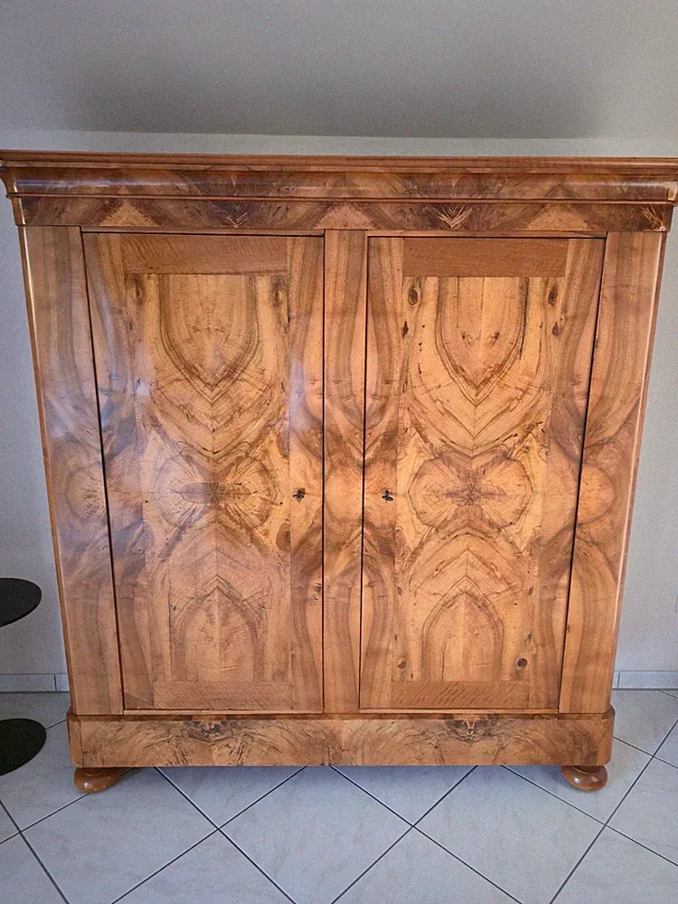 Antiker Biedermeier Schrank / Wäscheschrank (Nussbaum Spiegel-Furnier)