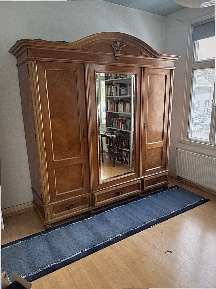 antiker dunkelbrauner Schrank mit Spiegel und Verzierungen