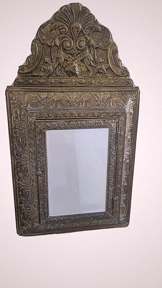 Antiker französischer Kissenspiegel Schlüsselkasten - 19. Jh. Repousse goldener