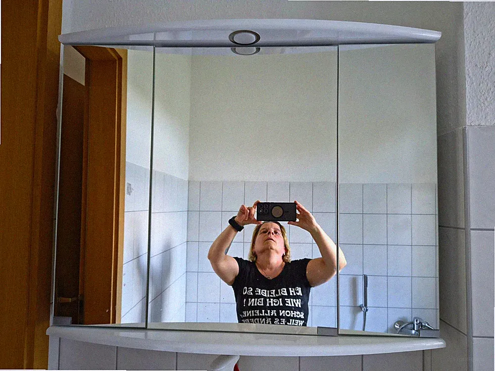 Badezimmer Medizinschrank weiß 3 Spiegeltüren Glasböden Wand 100x80cm
