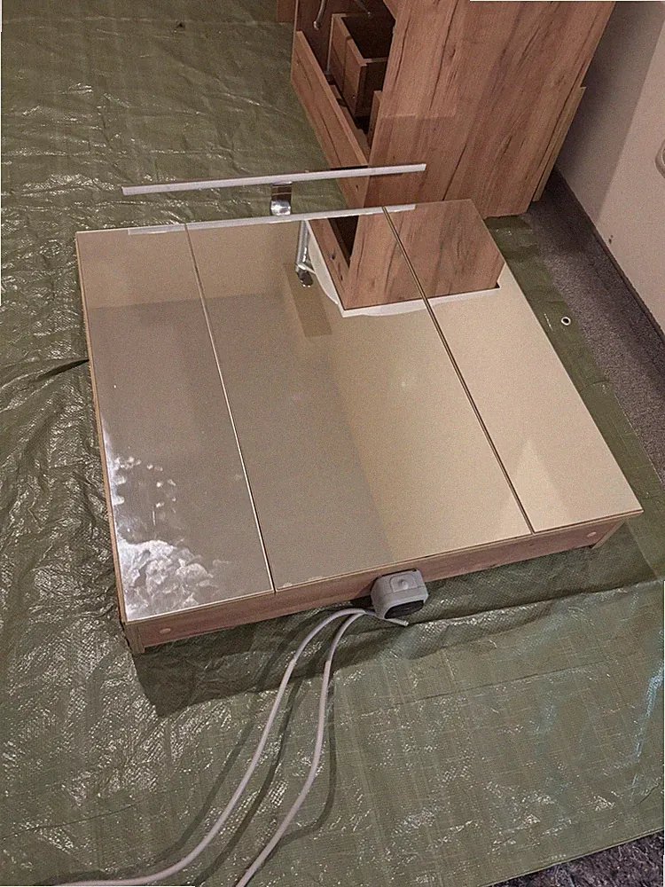 Badezimmer-Möbelset/ Spiegelschrank/Waschtisch/Waschbecken/Armatur/Hängeschränke
