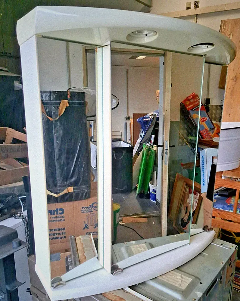 Badezimmer-Spiegelschrank Marke ALIBERT Breite 69 cm. x Höhe 77 cm.-2 Steckdosen