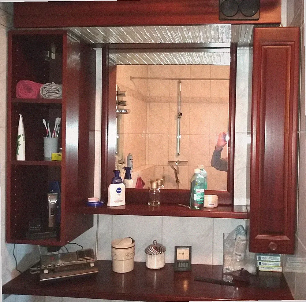 Badezimmermöbel mit Schrank, Spiegel, Beleuchtung, 2 Ablagen