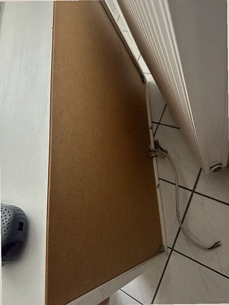 Badezimmerschrank mit Spiegel. Höhe 60 Cm Breite 67 Cm. Weiß ...................................................