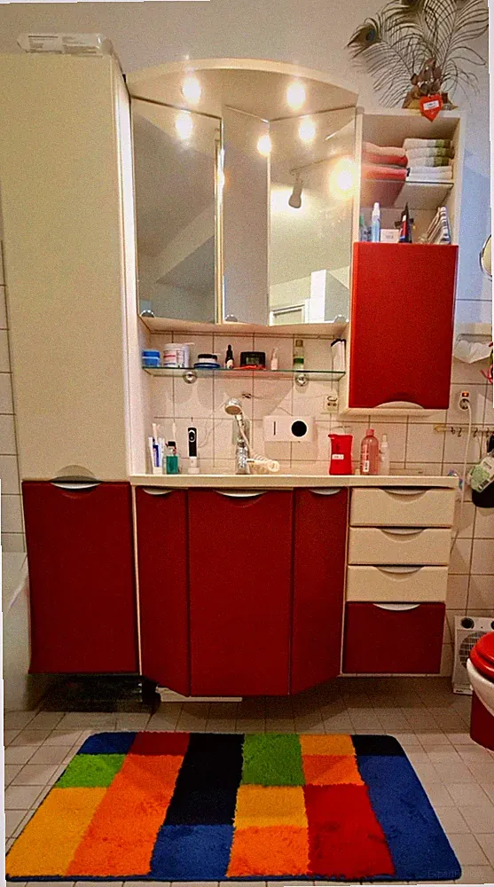 Roter Spiegelschrank Bad