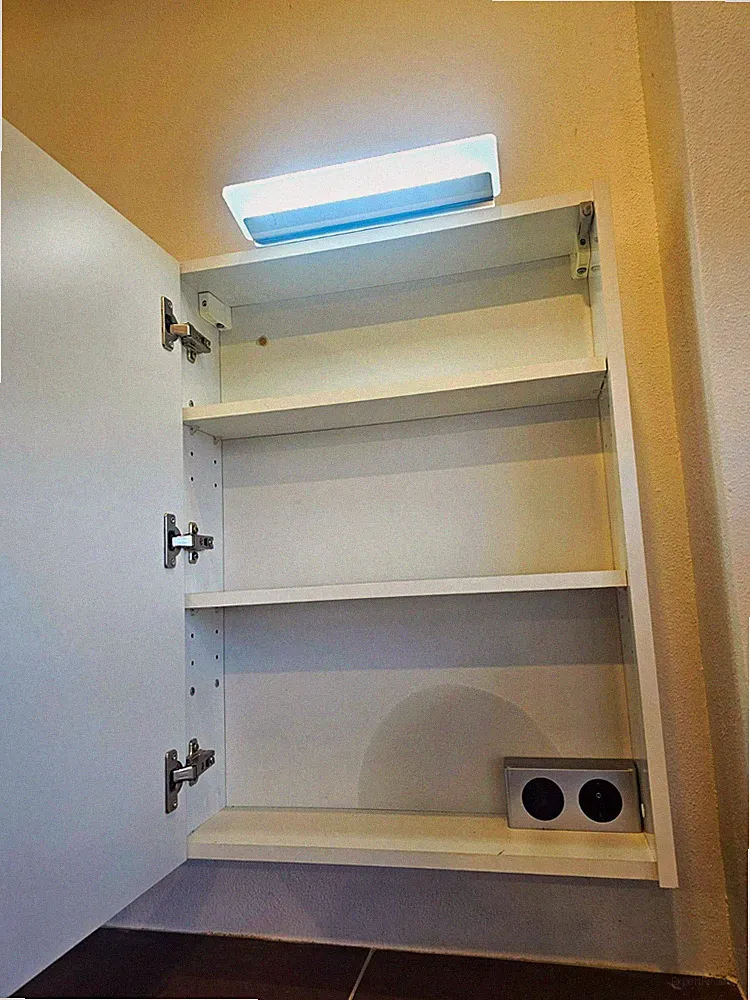 Badspiegelschrank Weiß Modern 147x74x16cm 3 Spiegeltüren 6 Fächer Wand
