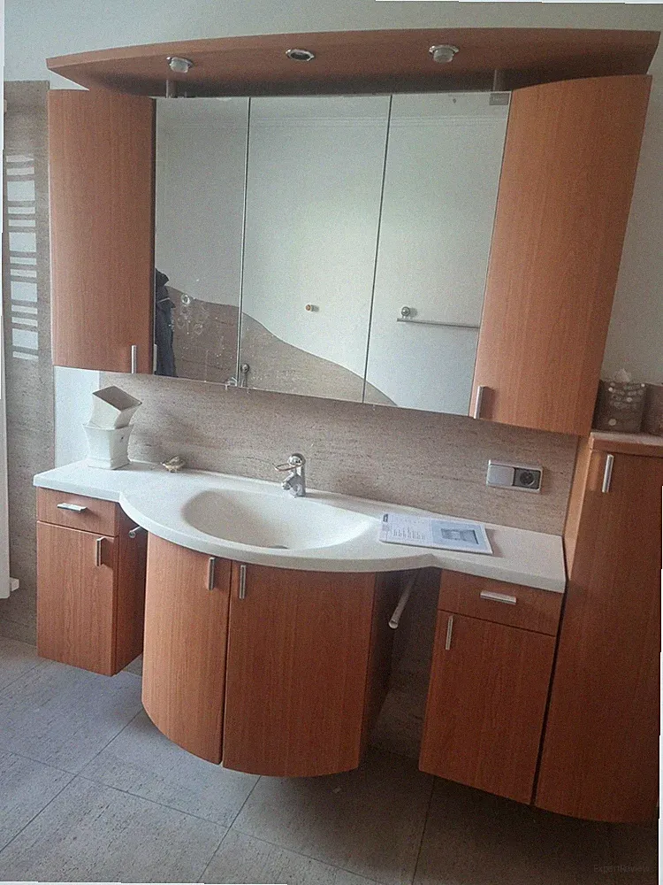 badzimmer schrank inkl. Waschbecken und Wasserhahn