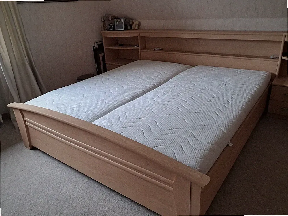 Doppelbett mit Nachtschränken