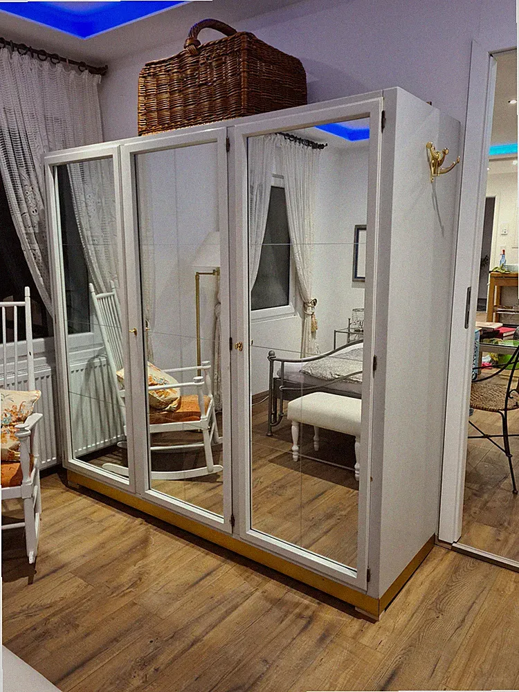 Eleganter Art-Déco-Kleiderschrank aus Massivholz mit 3 Spiegeltüren