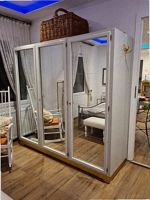 Eleganter Art-Déco-Kleiderschrank aus Massivholz mit 3 Spiegeltüren