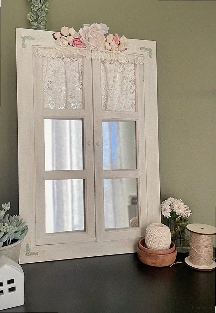 Fensterspiegel mit Spitzenvorhängen
