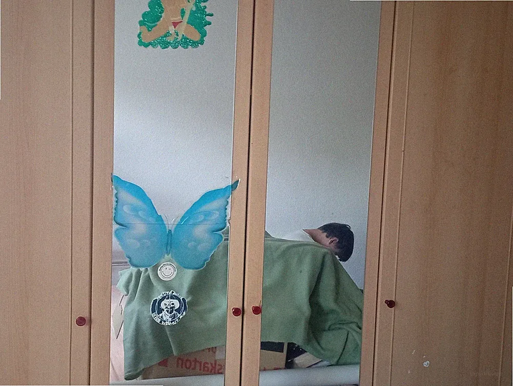 Freistehender Kleiderschrank helles Holz mit Spiegel, 4 Türen/4 Schubladen