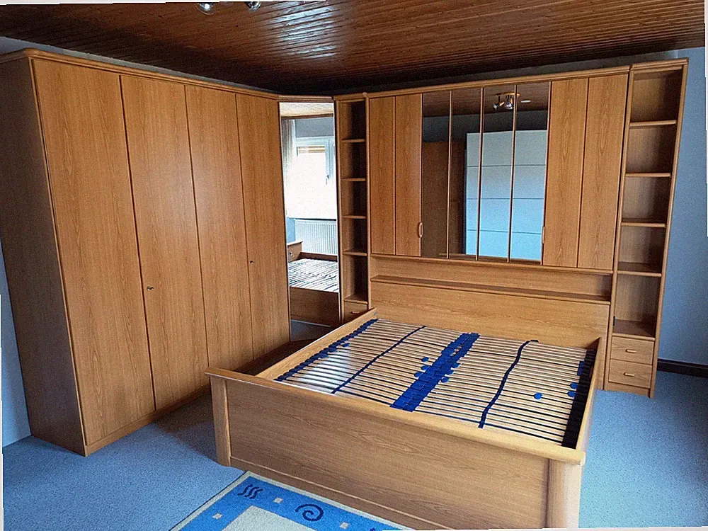 gr. Schlafzimmer Buche mit Überbau, div. Stauraum, Kleiderrondell