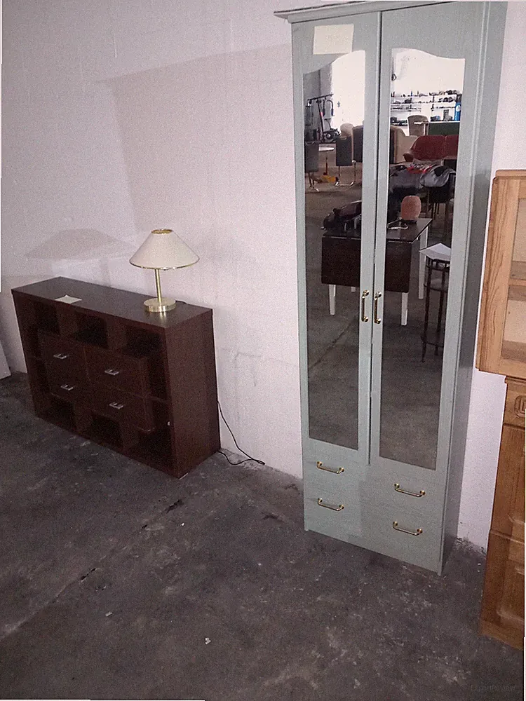 guter gebrauchter Spiegelschrank