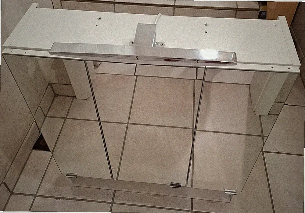 Hängespiegelschrank für das Badezimmer mit Beleuchtung, 65 x 70,5 x 20,5cm, weiß