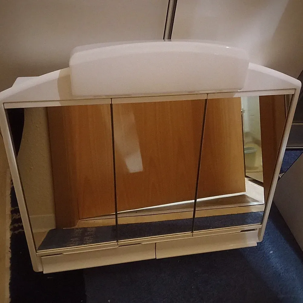 Jokey Rano Spiegelschrank beleuchtet mit Steckdose weiß 3 Glastüren 55x50x15