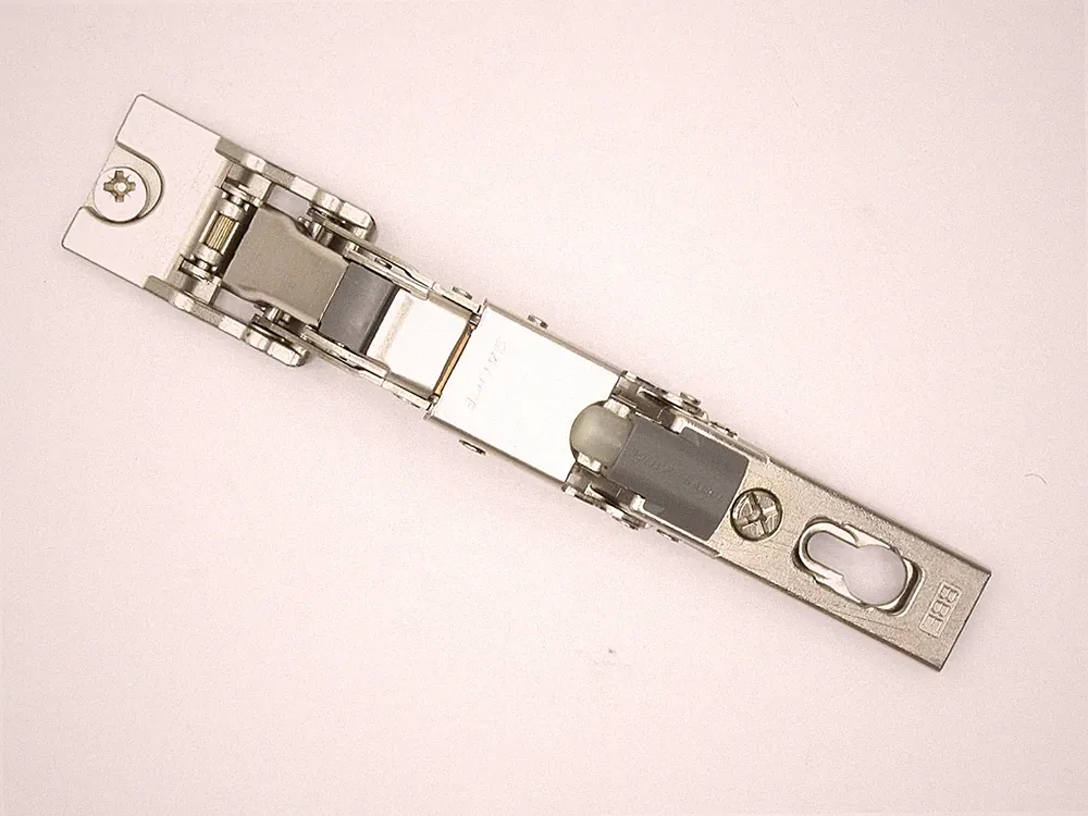 Keuco Scharnier für Spiegelschrank 90108 mit Zuhaltung/Dämpfung 110 Grad Öffnung