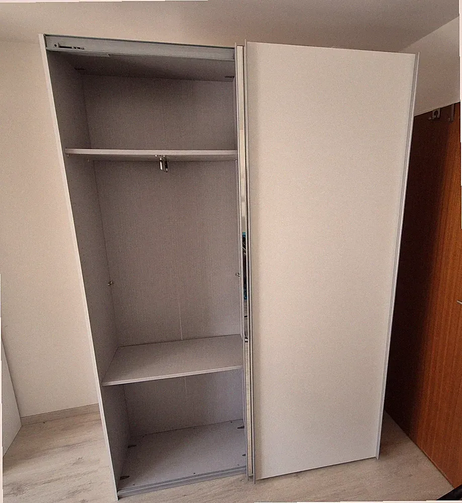Kleiderschrank Mit Schiebetüren Und Spiegel In Gutem Zustand Schrank Glas