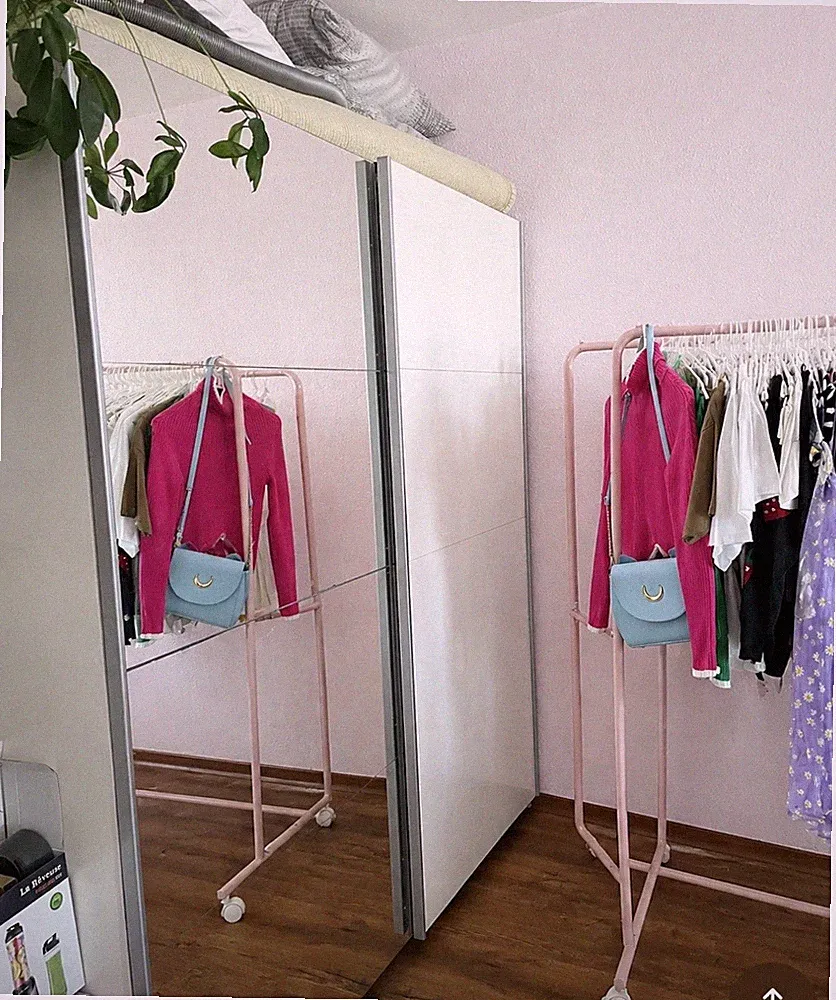 Kleiderschrank mit Schwebetüren und Spiegel