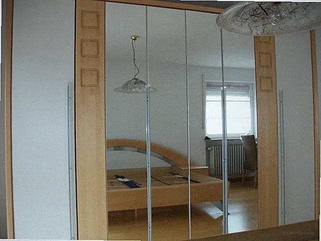 Kleiderschrank mit Spiegel und Falttüren, Front Birke massiv/alpinweiß
