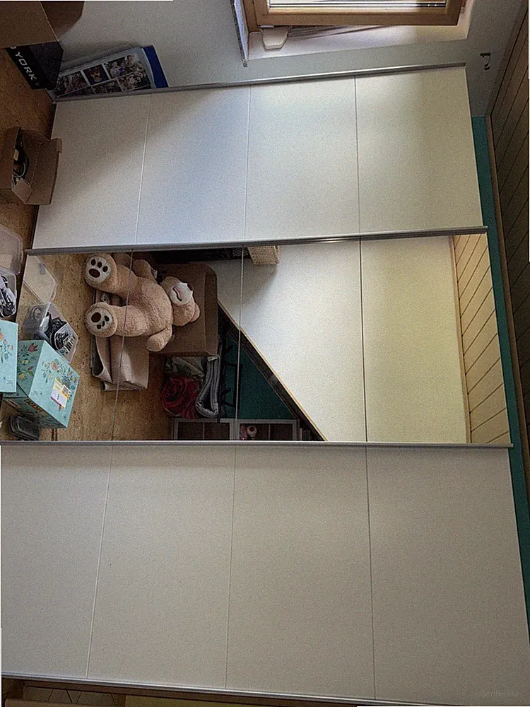 Kleiderschrank Mit Spiegel Und Verschiebbaren Türen