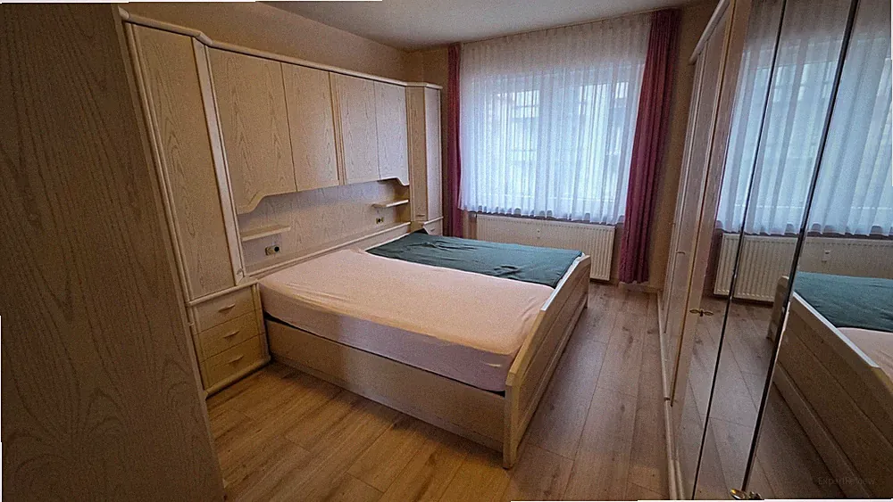 Komplettes Schlafzimmer mit Bettüberbau (NUR Selbstabbau)