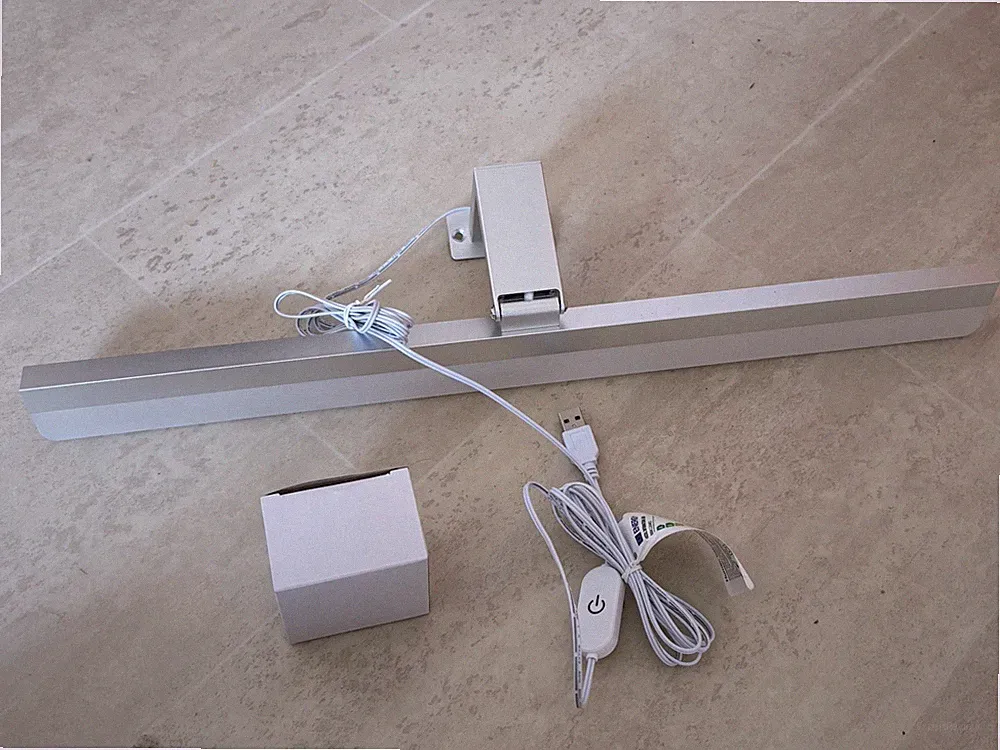 LED Spiegelleuchte / Aufsatzlampe für Spiegelschrank – Neu