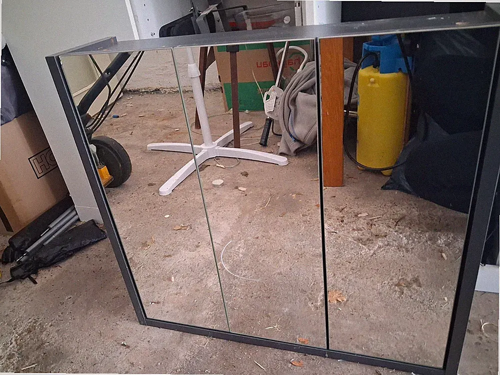 Spiegelschrank aus Holzwerkstoffen