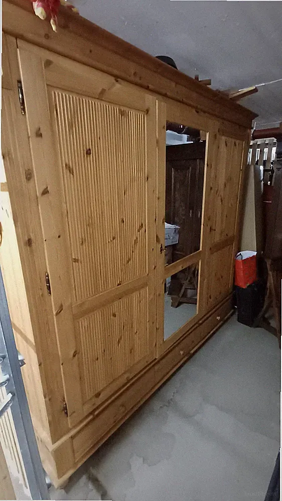 Massiver Kleiderschrank im Landhausstil aus Kiefernholz mit Spiegel und Sims