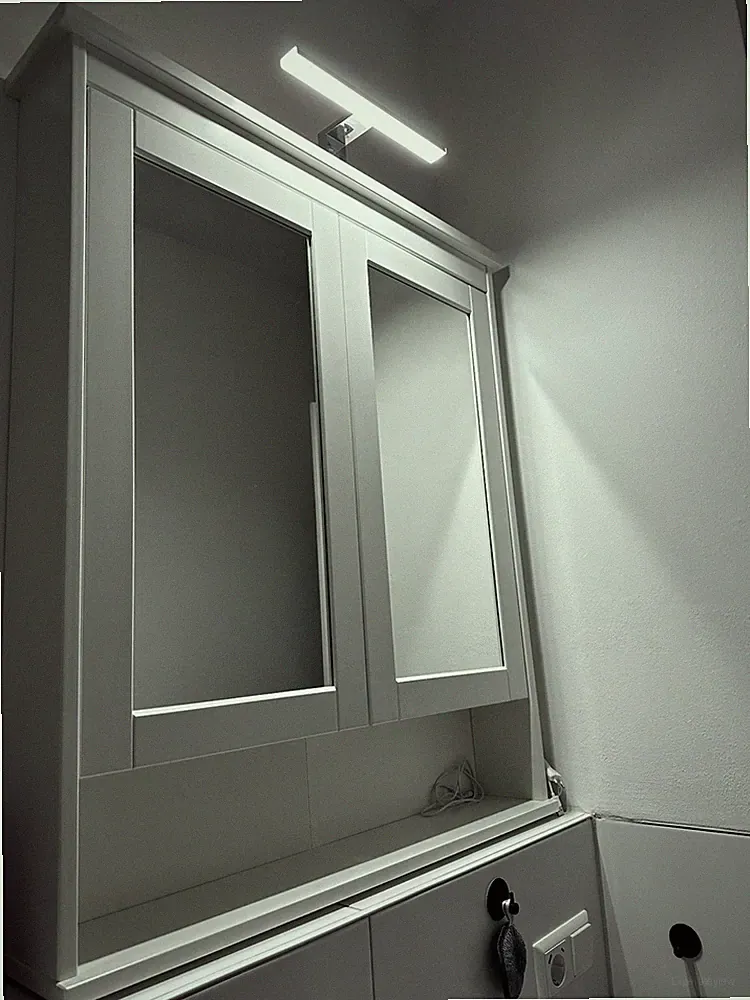 Moderner Badezimmerspiegelschrank in Weiß, innen/außen verspiegelt