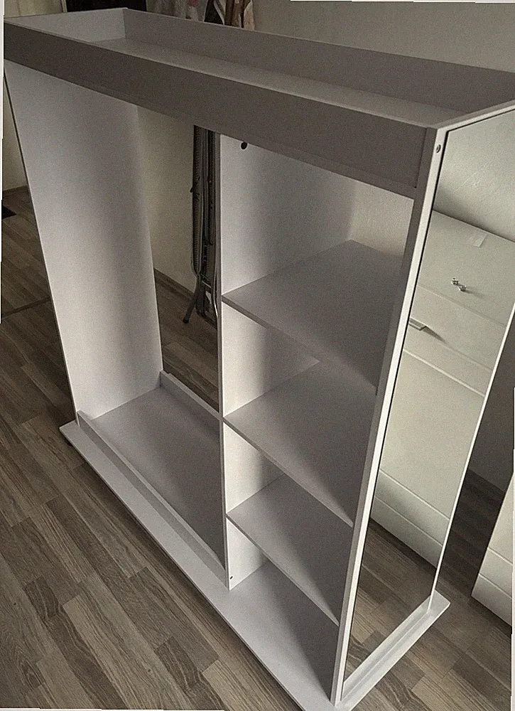 Moderner Schrank mit Spiegel auf Rollen - 150 cm hoch / 135 cmbreit