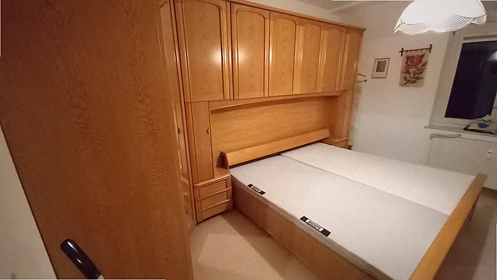 Schlafzimmer Esche mit Bettbrücke 4,00x2,40x2,27 m (BxTxH)