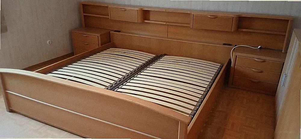 Schlafzimmer mit Doppelbett, rückseitiger Überbau mit Nachttischen u. Schrank