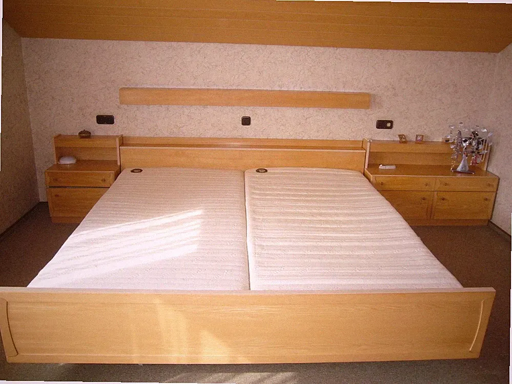 Schlafzimmer mit Latex-Matratzen Schränken, Kommode + Nachtkästchen +Lichtleiste