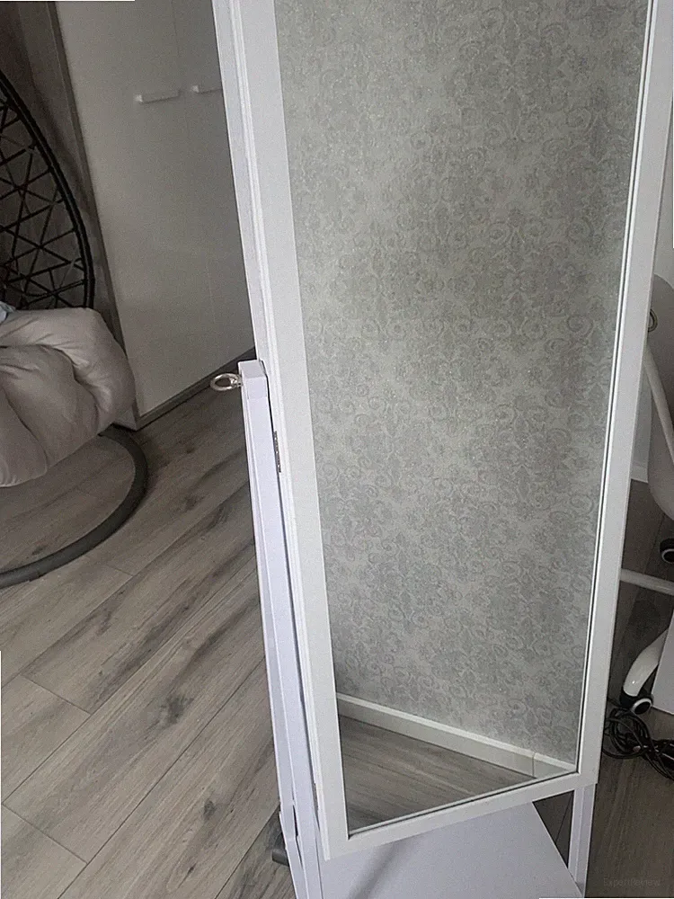 Schminkschrank mit Spiegel und Schlüssel