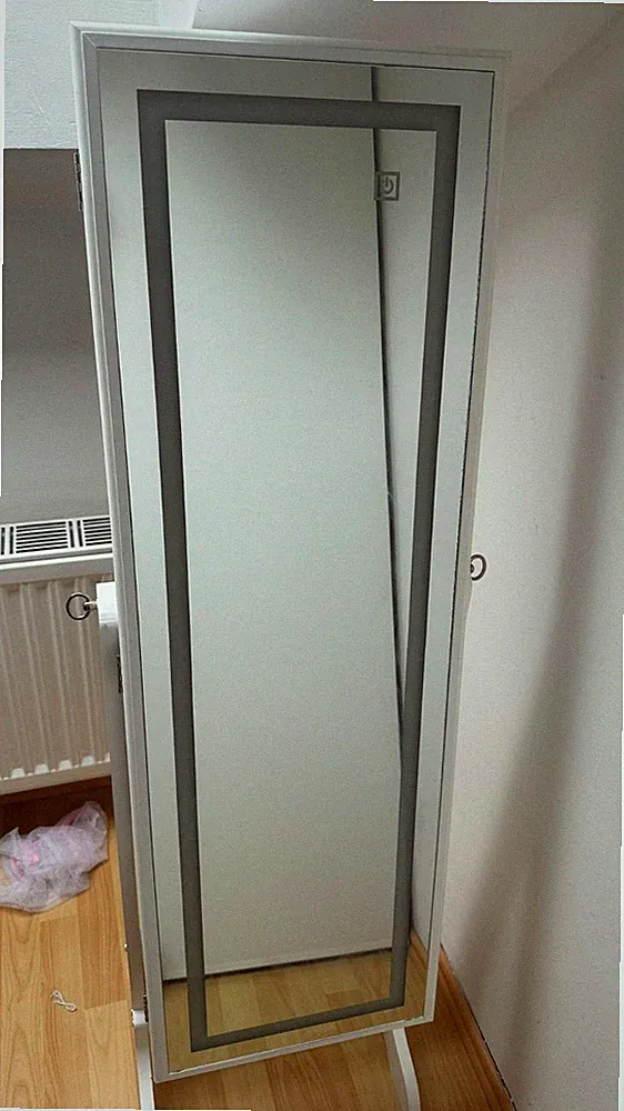 Schmuckschrank mit Spiegel und LED-Beleuchtung