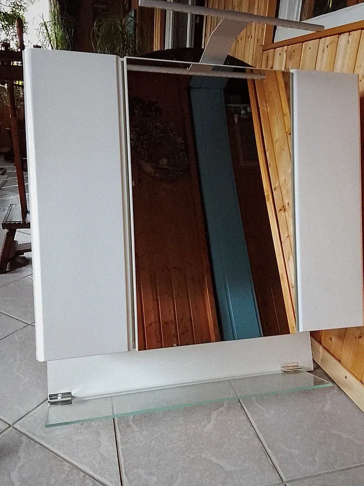 schöner großer Spiegelschrank fürs Bad