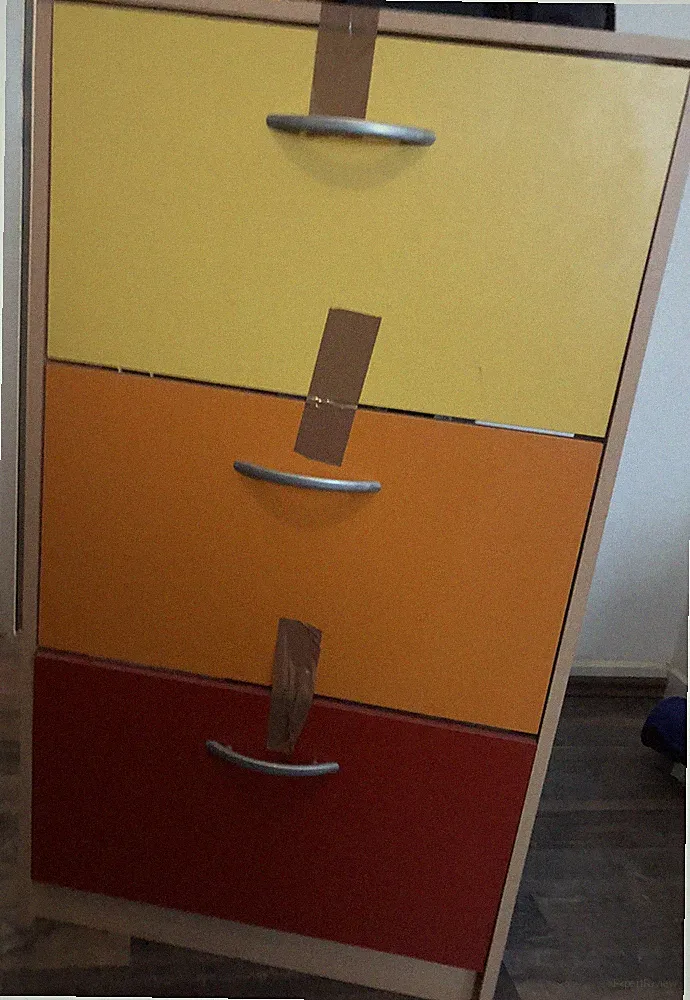 schrank bunt und ein schöner Spiegel