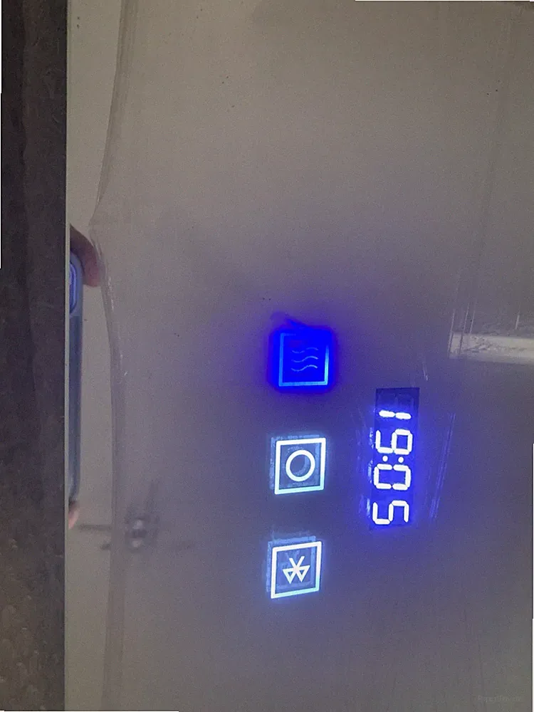Smart LED Badspiegel mit Bluetooth, Touch und Rasiererbuchse. 100x70 Cm