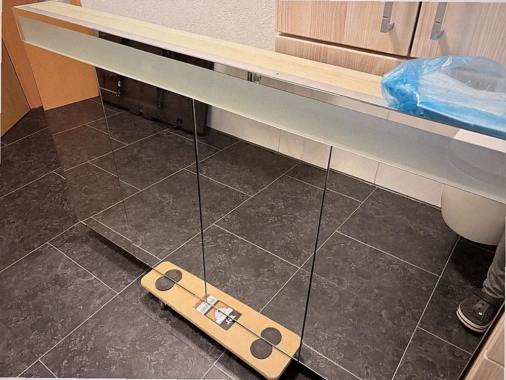 Spiegelschrank 4 Türen mit Beleuchtung und Steckdose 140x80x16