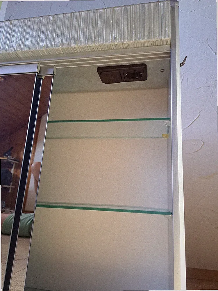 Spiegelschrank aus ALUMINIUM, Schiebetüren, 6 Glaseinlegeböden Beleuchtung.