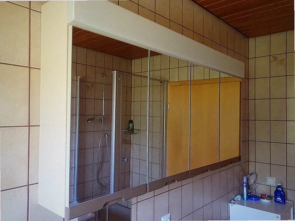 spiegelschrank bad mit beleuchtung und steckdose beige mit brauner Griffleiste