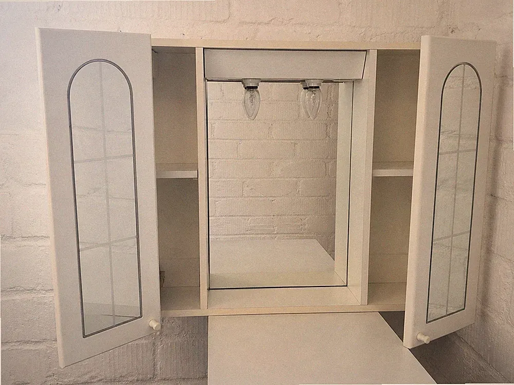 Spiegelschrank für Badezimmer in Weiß mit integrierter Beleuchtung zu verkaufen.