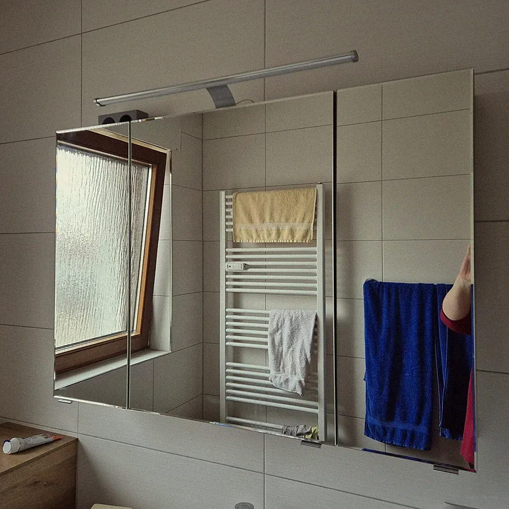 Spiegelschrank für das Badezimmer mit Beleuchtung