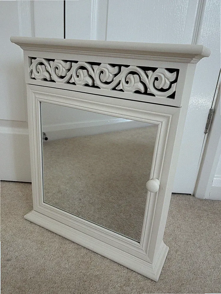 Spiegelschrank Shabby Chic Stil Creme mit festen Einlegeböden Magnetverschluss Tür