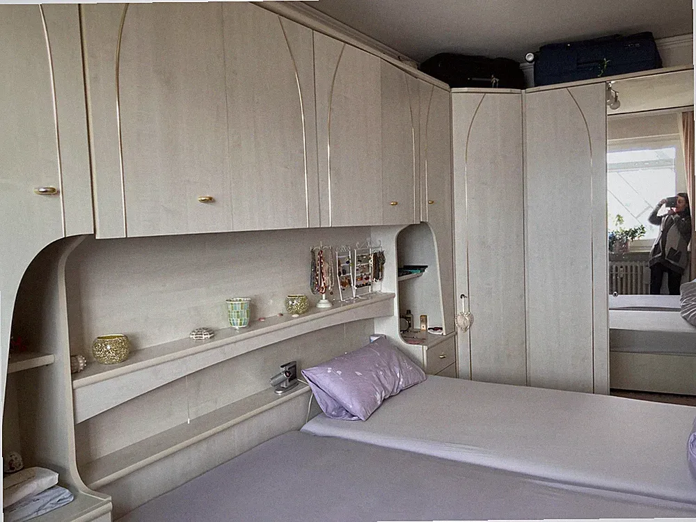 Überbau-Schlafzimmer mit Doppelbett