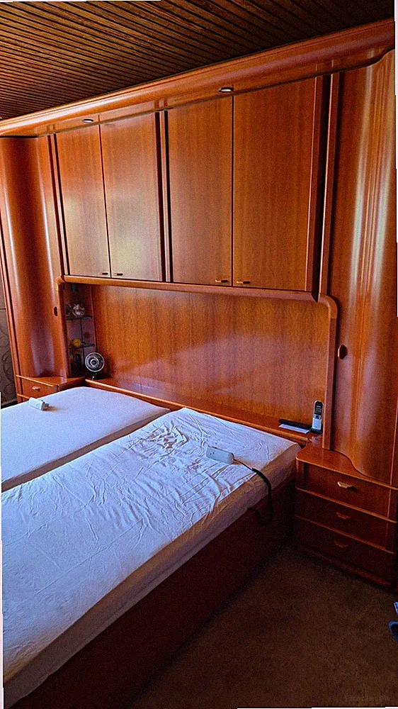 Überbauschlafzimmer über Eck, Marke Geha mit elektr. verstellbaren Lattenroste