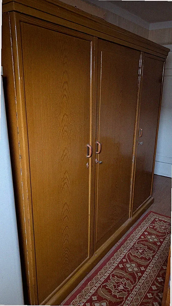 Vintage 3- türiger Kleiderschrank aus massivem Holz,eine Innentür mit Spiegel